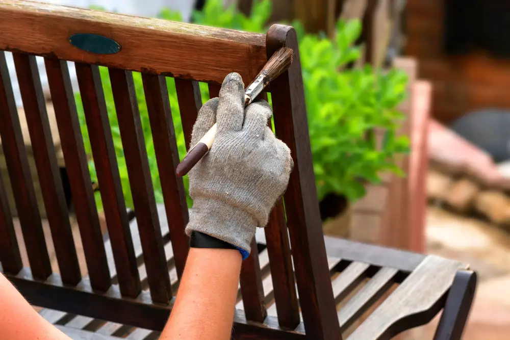 painting a garden chair